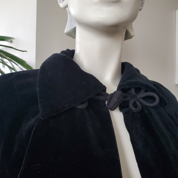 Vintage Rare Black Velvet Cape by QUAD - Picture 2 of 5